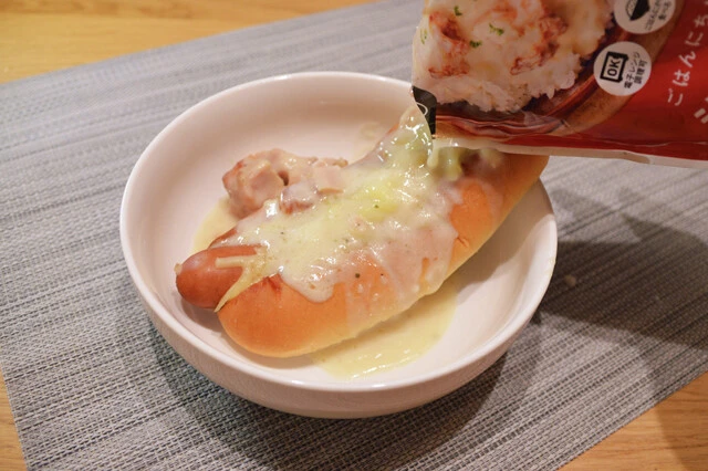 （３）かける！　（２）を食器に移したら、あらかじめレンチンでアツアツに温めておいたシュクメルリをぶっかけ、その熱でさらにチーズを溶かす。仕上げにガーリックチップを振りかけたら完成だ