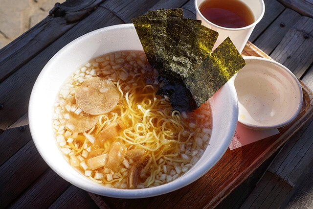 パリッコ連載『今週のハマりメシ』第１１回：ごちそう疲れの胃に沁みた、公園の茶屋のカップ麺