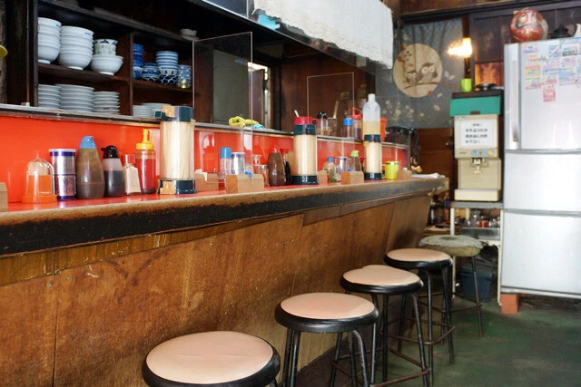 古いが清潔な店内