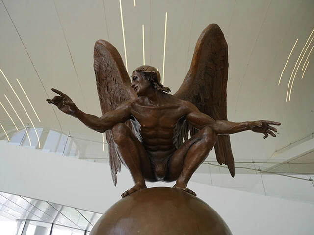 ヘイダル・アリエフ・センターにあるインパクトあるブロンズ像