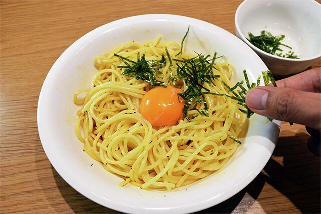 (3)仕上げ! (2)を食器に移したらバターであえ、中央に卵黄と刻みのりをのせたら完成。バターが溶けにくい場合は軽くレンチンをすること。卵黄を潰したらよく混ぜてかっ食らえ!