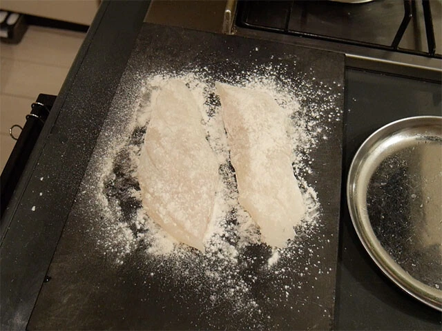 ３．タラに塩をまぶしておき（省略可）、キッチンペーパーでよく水分を取ったら薄力粉をまぶします。（タラの皮はありなしどちらでも）