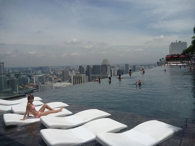 マリーナベイ・サンズのプールで優雅に過ごす旅人になる前の私（２０１２）