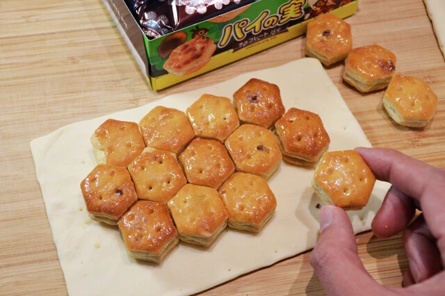 （１）並べる！　解凍したパイシートを広げて軽くのばし、中心にパイの実を並べる。パイの実は均一な大きさの六角形になっているので、パズル感覚で隙間なくきれいに並べていこう