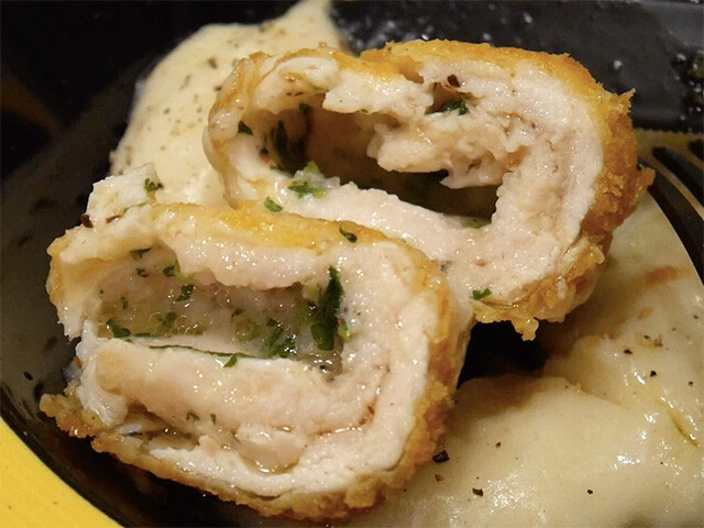 バターが溶け出したチキンには空洞が残る