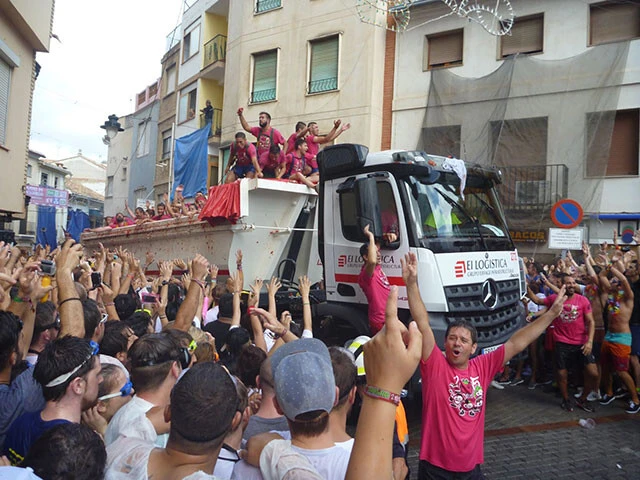 ラックでトマトが運ばれてきます