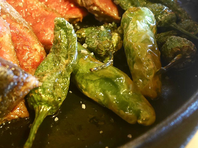 スペインの超定番タパス「ピミエントス・デ・パドロン」。青唐辛子をオリーブオイルで素揚げにし粗塩を振ったもの