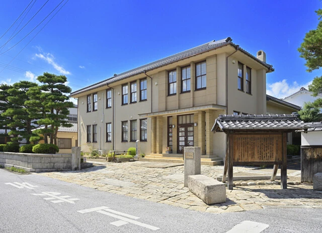 近江八幡市の城下町 ドラマのロケ地などでも使われる風情ある景色。若者向けのカフェなども立ち並ぶ。写真下の近江八幡市立資料館の館長はJP氏の父親