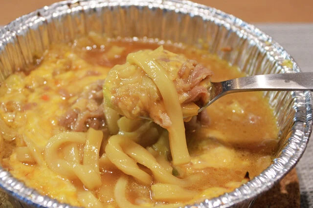 (4)食べる! やけどに気をつけながら(3)をトースターから取り出し、スプーンで全体をよくかき混ぜてから食べよう。煮詰まった甘じょっぱいつゆとチーズ、そしてうどんが抜群にマッチ!