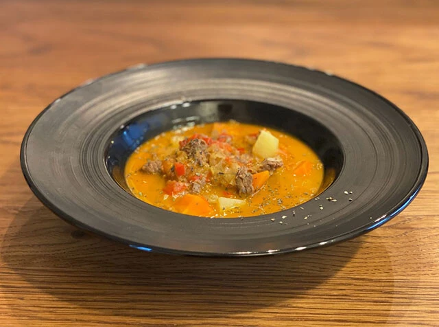 グヤーシュできあがり！ ミックスハーブを散らしてみました