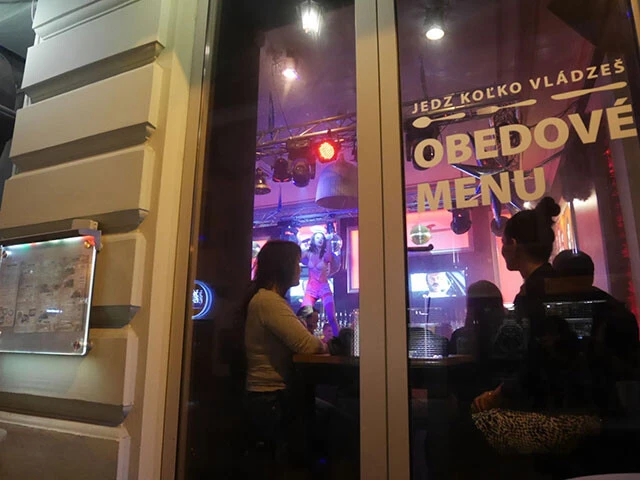 セクシーエンジェルがバーカウンターで踊るカフェレストラン