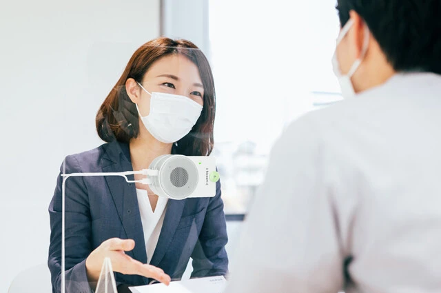 パーテーションやビニールカーテンにピタッとくっつけるだけで双方の会話が聞こえやすくなる「ｋｉｃｏｅｒｉ」