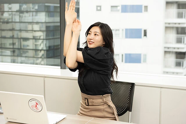 ２．そのまま組んだ腕全体を上下に１０回ほど動かす