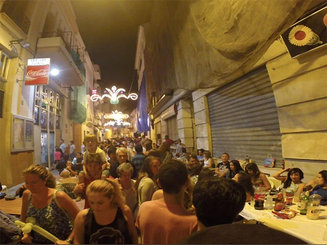 祭前から盛り上がるブニョールの街