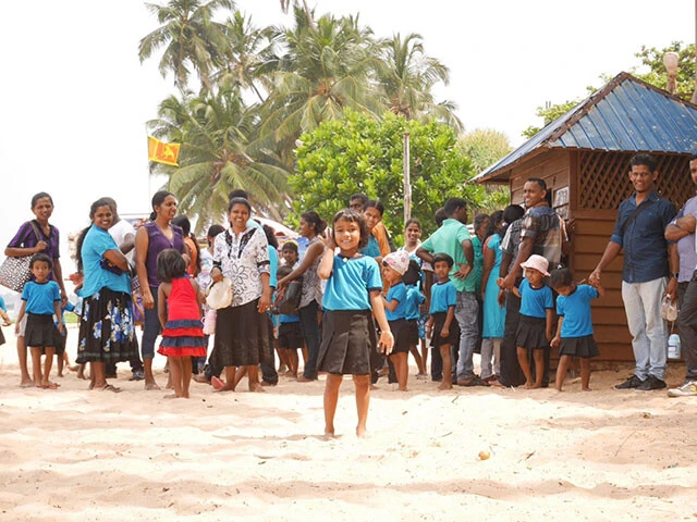 スリランカ南部ヒッカドゥワのビーチで出会った最高にかわいい笑顔