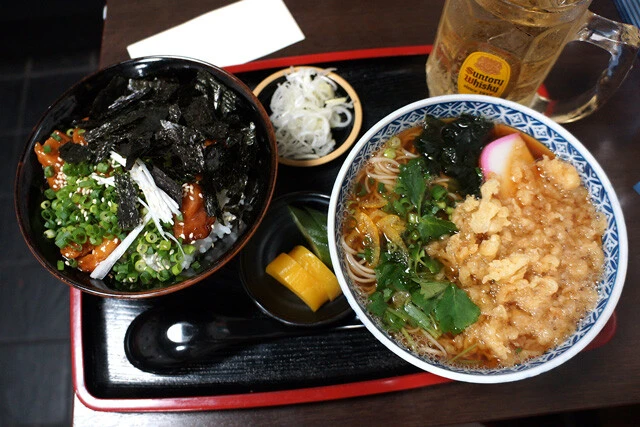 【焼鳥丼＆たぬきそばセット】街そばの名店「長寿庵」で、わんぱくなそば屋飲みを楽しむ昼下がり：パリッコ『今週のハマりメシ』第51回