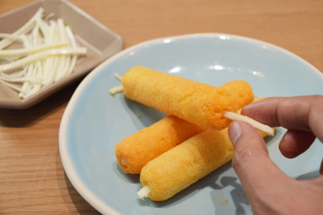 うまい棒の穴にさけるチーズを突っ込み、生ハムを巻いたらオリーブオイルをつけて食べると絶品おつまみに。軽くレンチンしてチーズを溶かすといっそう激ウマに進化！