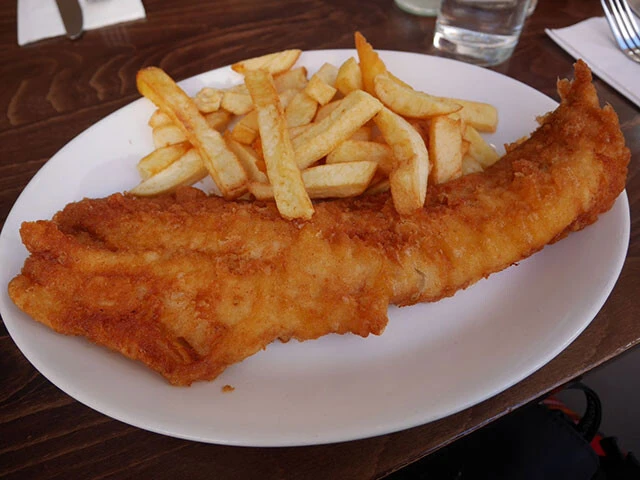 １９１４年に創業の老舗「Ｔｈｅ　Ｇｏｌｄｅｎ　Ｈｉｎｄ」のフィッシュ＆チップス