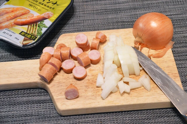 (1)下準備! タマネギをさいの目切りに、金のウインナーをひと口大の大きさに切る。金のウインナーはレンチンせずに切ってOK。そのほか、加えたい具材がある場合はこの段階で切っておこう