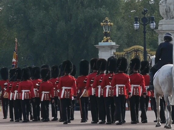 マッチ棒のような黒い帽子と赤い制服を着た兵隊さんたち