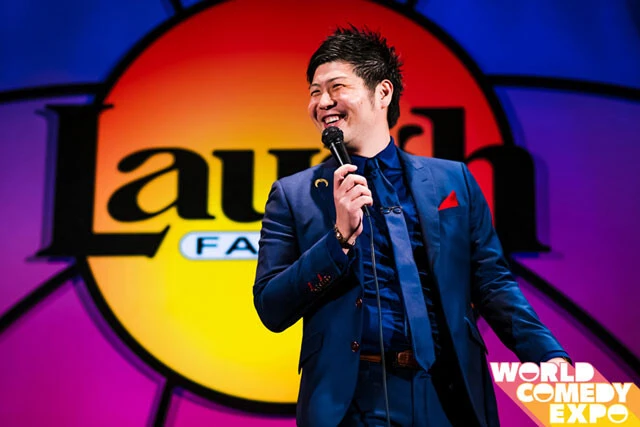スタンダップコメディアンとして活動するだけでなく、シカゴで行なわれた国際的コメディフェスティバル「World Comedy Expo」の発起人とディレクターも務めるSaku Yanagawa氏。初開催ながら6000人以上の観客を集めた