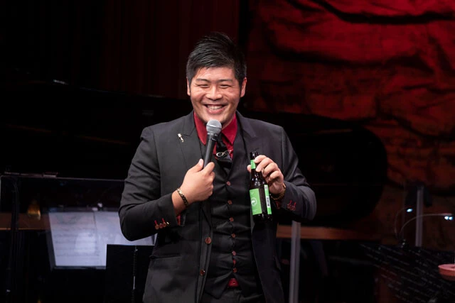 今年7月にアメリカのコメディクラブで行なわれた公演の模様。シカゴを中心に全米を回り、年400回以上ものステージに立つ