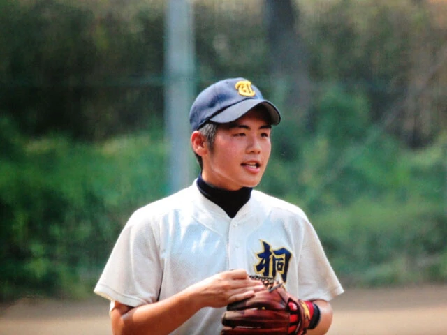 甲子園を目指した桐朋高校では4番と主将を務めてチームを率いた。このとき厳しい練習の息抜きに見ていたコメディ映画が将来につながっていくことになる