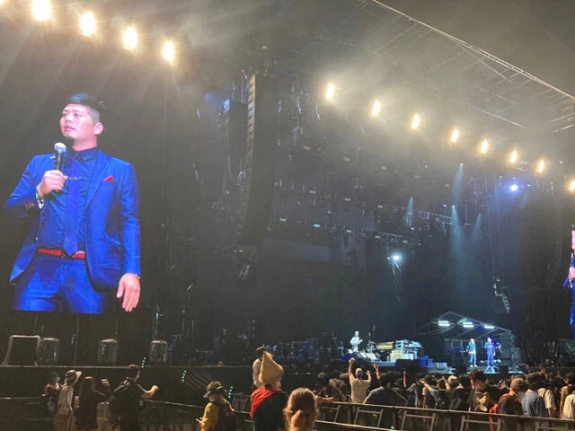 2019年にはスタンダップコメディアンとして初めて「フジロックフェスティバル」に出演。今年もメインステージのMCを担当した