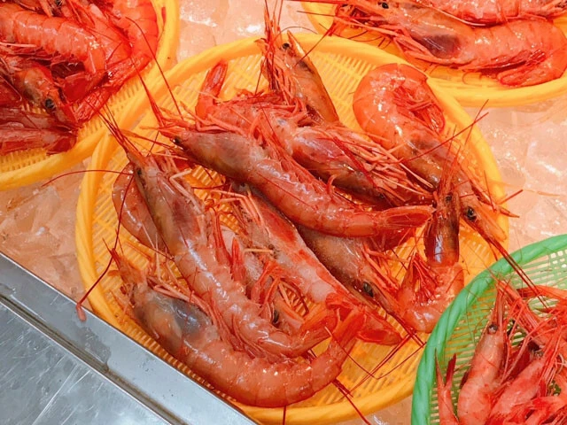 生産地での相場下落により、円安による割り増し分を含めても値ごろ感が高まっているという生食用のアルゼンチン赤エビ