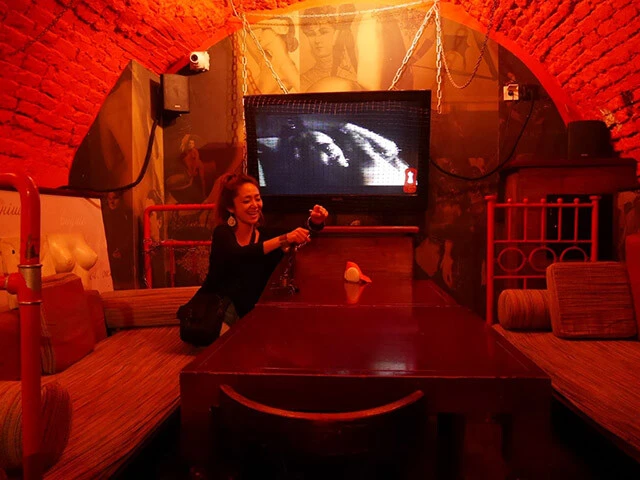 マゾカフェで手錠をはめて楽しむ旅人