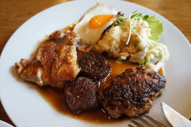 【ステーキ＆ハンバーグ＆チキンソテー】老舗洋食店の「サービスセットＢ」で、３種の絶品肉料理を一度に堪能：パリッコ『今週のハマりメシ』第４１回