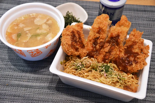 かつやの定食をペヤングの具にしたバカレシピ流大人様ランチ! 最後はとん汁をぶっかけて召し上がれ「かつやぶっかけペヤング」【B級フード研究家・野島慎一郎のバカレシピ】