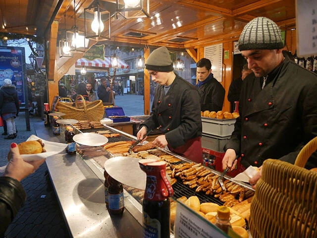 クリスマスマーケットで売られるドライ・イム・ヴェックラ