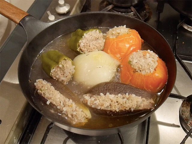 ５．鍋に４と玉ねぎの残り半分、水、ローリエ、コンソメを入れ、蓋をして３０分煮込んだら、塩胡椒で味を整えてできあがり！