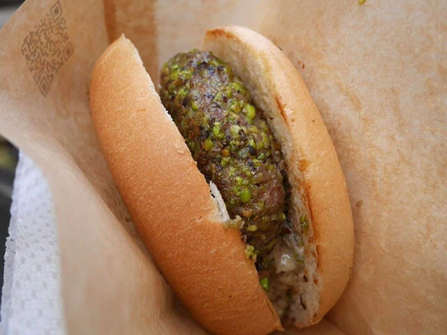 イタリア・シチリア島のカターニアで発見した馬肉ピスタチオバーガー