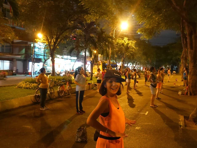 フォーを食べてすっかり元気！？ ホーチミンの街中でエクササイズに乱入！（２０１４年ベトナムの旅より）