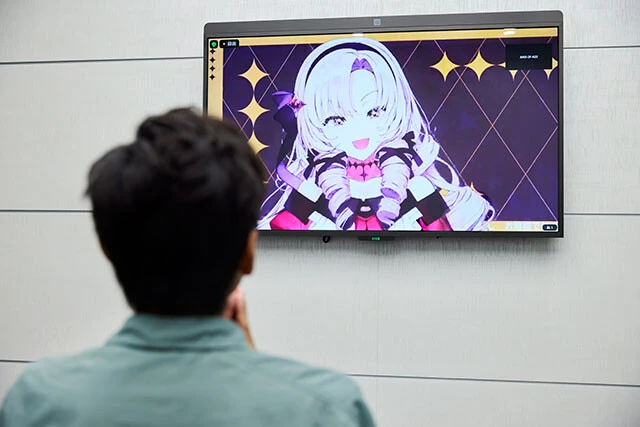 サロメの魅力はその声と話し方、そして感情が伝わる豊かな表情だ