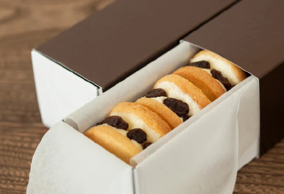 Ｓｗｅｅｔｓ＆Ｂｏｏｋｓ キノシタ 「レーズンバターサンド」２２００円（１０個入り）厚みのあるクッキー生地とバタークリームのバランスがよし。ネット通販も行なっているので検索を