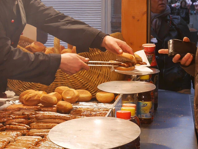 3本のニュルンベルガーソーセージがパンに挟まれて出来上がり！