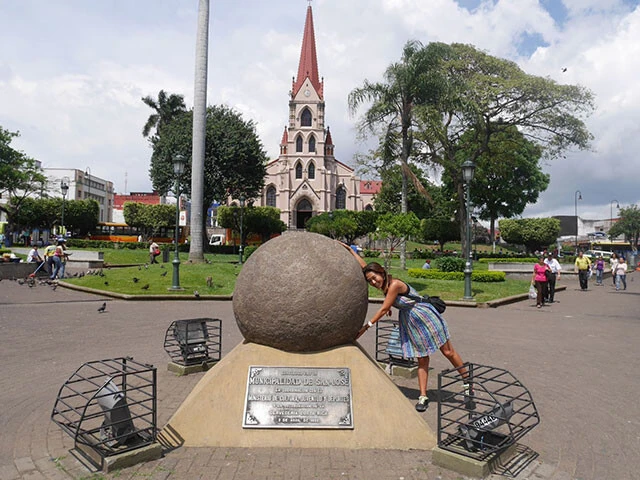 コスタリカの街中で見つけたサッカーボール。違うか