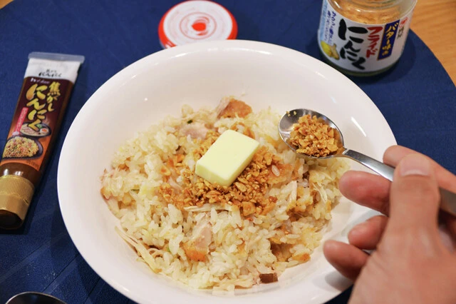 (4)仕上げ! 「バター味のフライドにんにく」をたっぷり振りかけ、残りのバターをのせたら完成。お好みで各種チューブ調味料を混ぜながら食べると味変も楽しめる。自分好みの味を探そう!