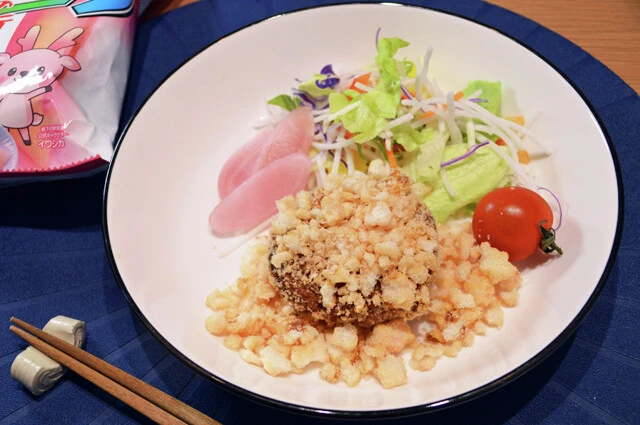 【Ｂ級フード研究家・野島慎一郎のバカレシピ】新生姜スナックをまぶしたメンチカツ「岩下の新生姜スナックのメンチカツ風」。やさしい酸味とピリ辛が最高です！
