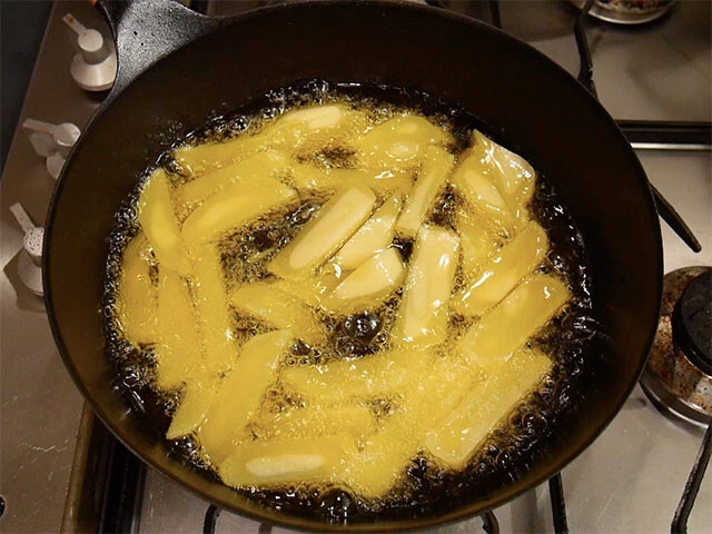 ２．フライパンにジャガイモと油（分量外）を２ｃｍ程入れてから火をつけて、冷たいところから１７０℃（中弱火程度）でキツネ色になるまで揚げる。油を切って塩をまぶし「チップス」の出来上がり。二度揚げするとよりカリッと仕上がります。