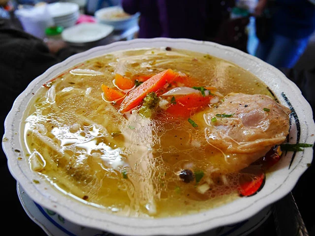 ペルー・クスコのサンペドロ市場で評判の鶏スープ