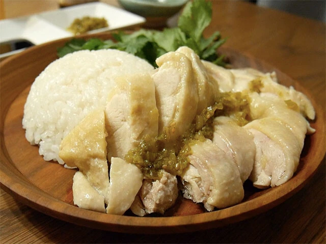 ２．米が炊けたらできあがり。皿にドーム型に盛り、一口サイズにカットした鶏もも、お好みのトッピングとソースを添えて完成！