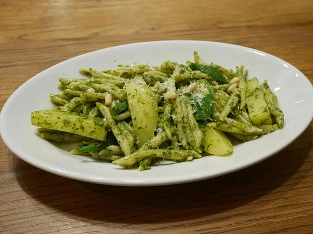 緑鮮やかなペストのパスタのできあがり！