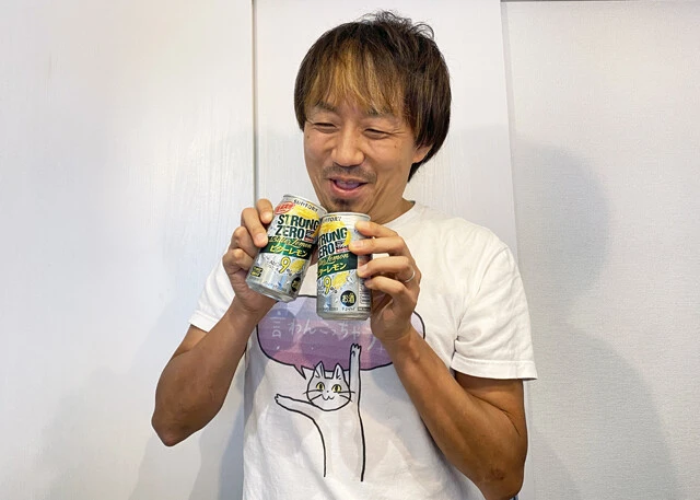 (1)乾杯! ストロングゼロを使ったバカレシピを作る前には、ストロングゼロで身を清める必要がある。両手にストゼロを持ち、セルフ乾杯をしてテンションを上げてから調理を始めよう