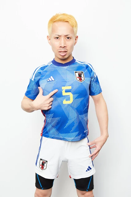 W杯の注目日本人選手から年末ジャンボ宝くじを攻略する、長友選手のモノマネ芸人・アモーレ橋本氏