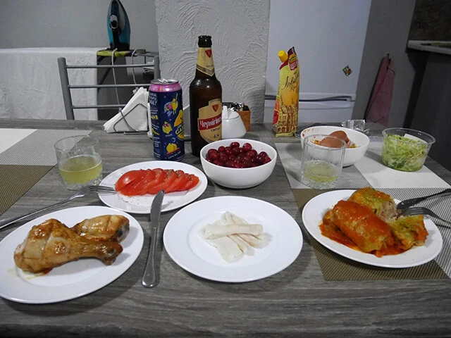 リブネの宿でのシェア飯。真ん中に置かれた白い物体が「サーロ」