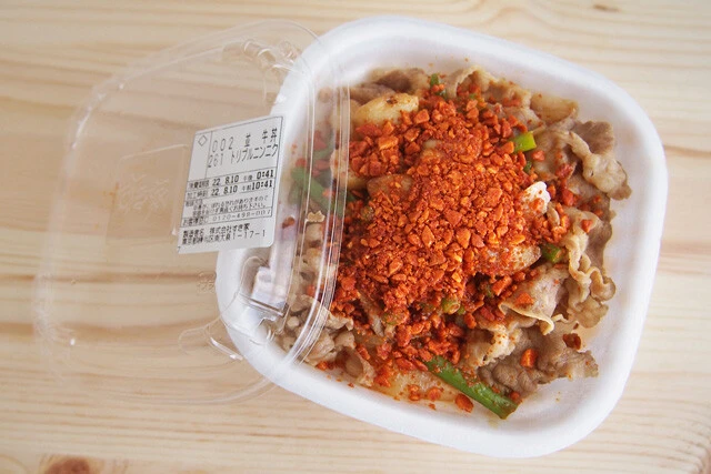 「トリプルニンニク牛丼」（９５０円＋距離に応じた送料。ちなみに店頭価格は６５０円）